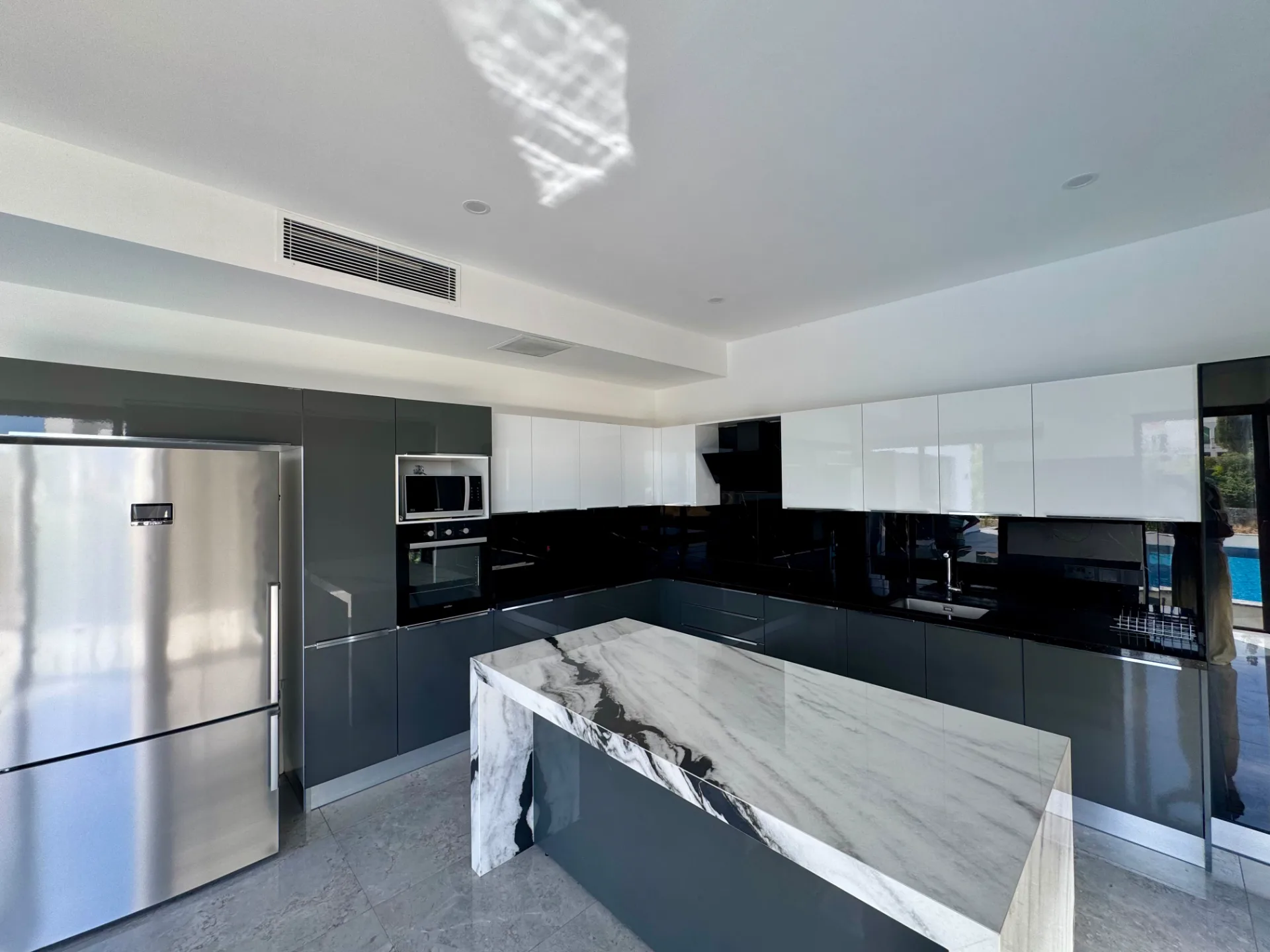 Çatalköy’de Sonsuzluk Havuzlu, Panoramik Manzaralı Sıfır 4+1 Kiralık Villa — 12