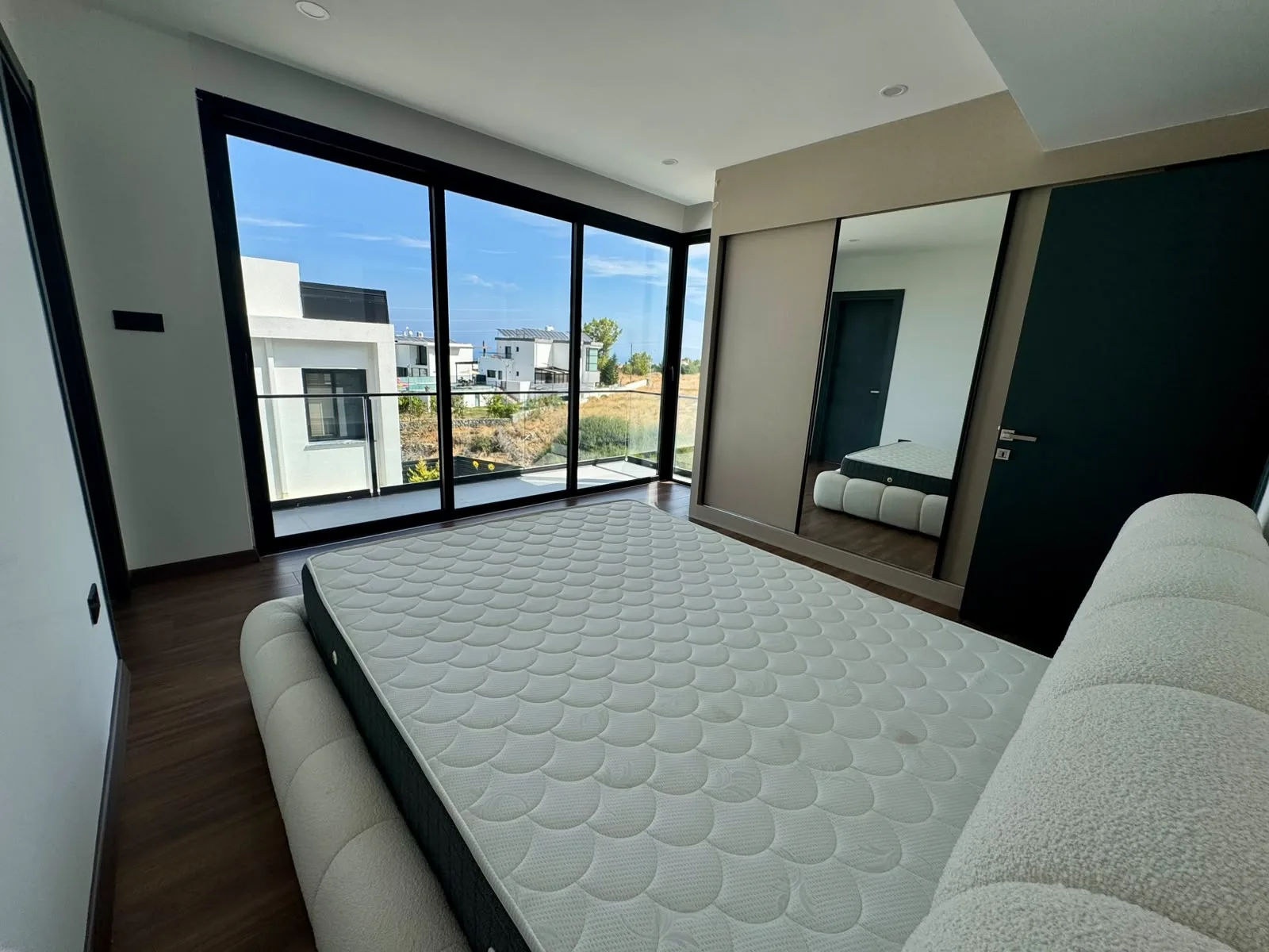 Çatalköy’de Sonsuzluk Havuzlu, Panoramik Manzaralı Sıfır 4+1 Kiralık Villa — 23