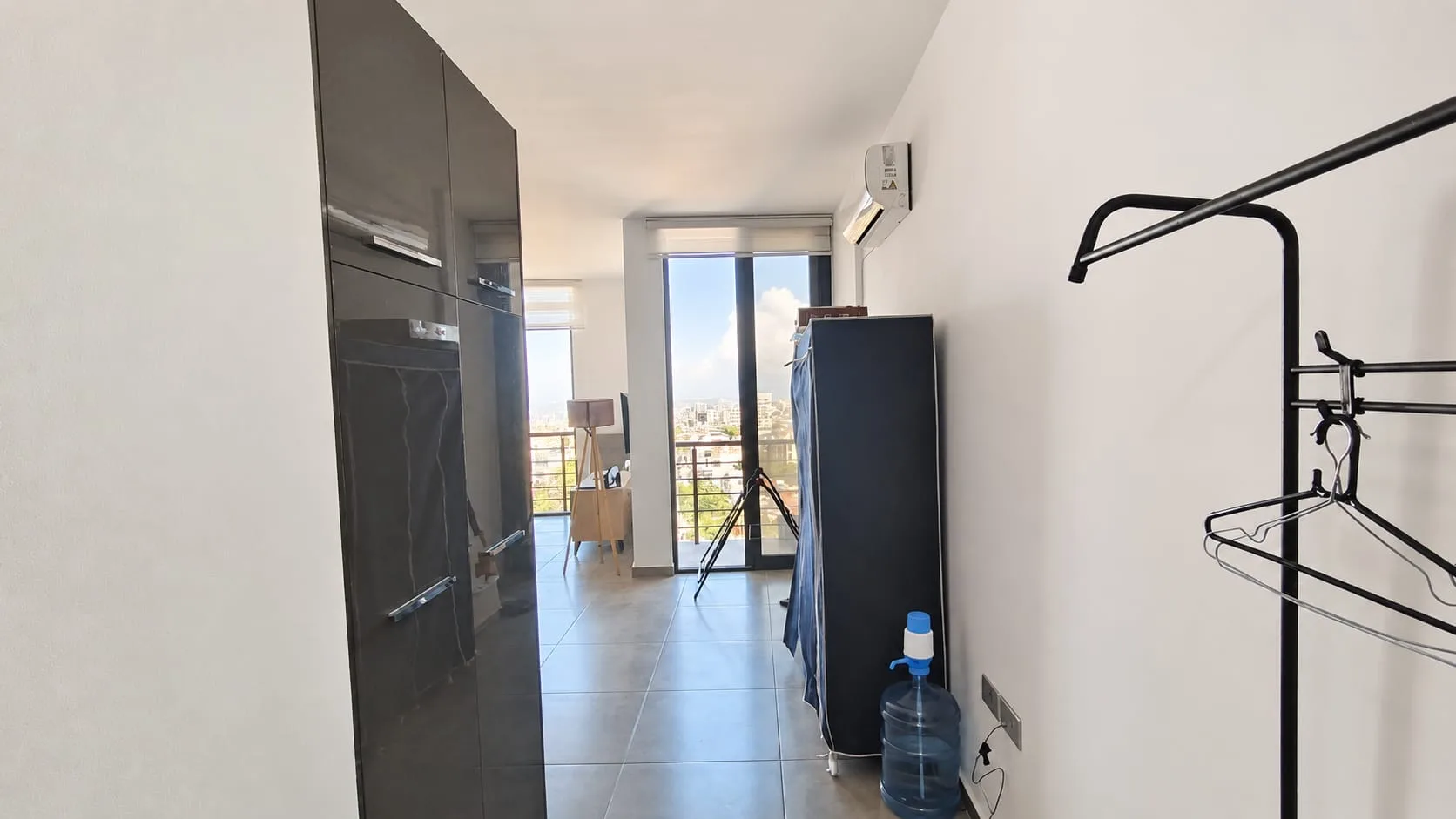 Yukarı Girne’de Balkonlu Eşyalı Stüdyo — Aylık £700, Aidat Dahil