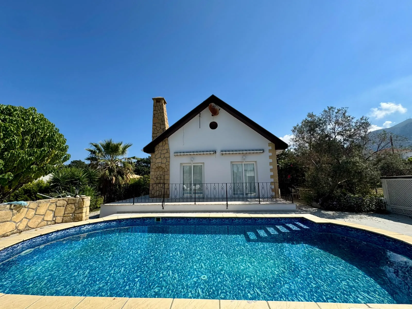 Renovierter, möblierter Bungalow mit 3 Schlafzimmern und privatem Pool in Lapta