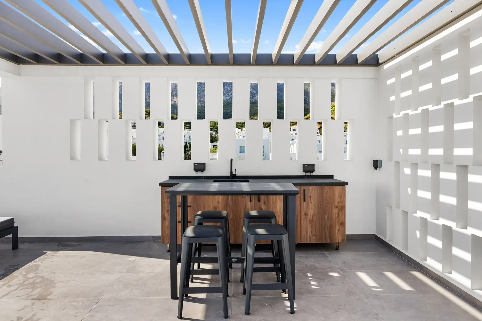 Möbliertes Penthouse mit 3 Schlafzimmern in Alsancak — £2.200/Monat