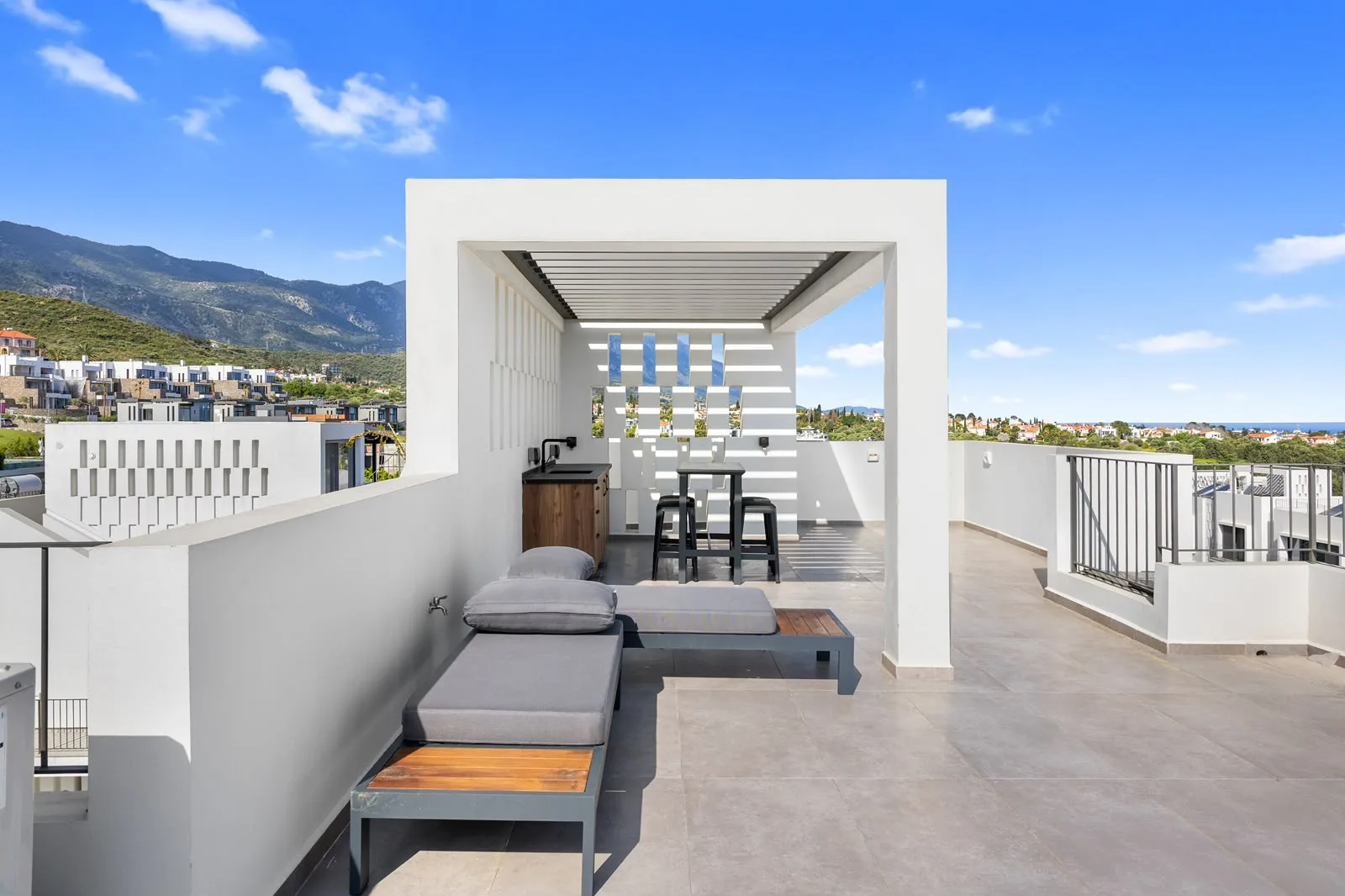 Möbliertes Penthouse mit 3 Schlafzimmern in Alsancak — £2.200/Monat