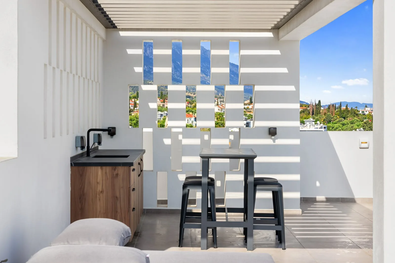 Möbliertes Penthouse mit 3 Schlafzimmern in Alsancak — £2.200/Monat