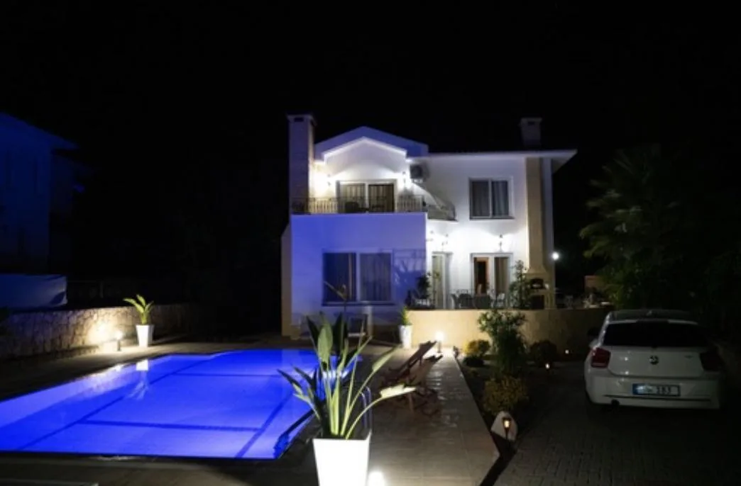 Möblierte Villa mit 3 Schlafzimmern, Pool und Garten in Alsancak — £1.800/Monat