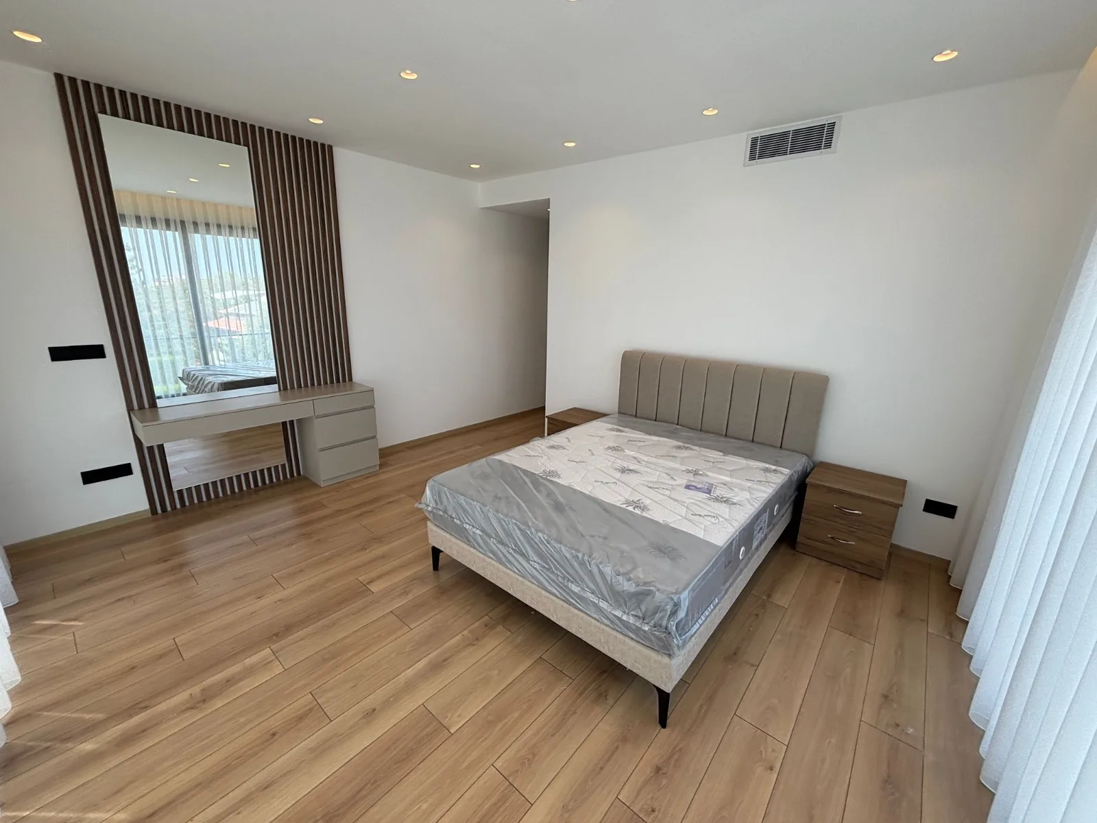 Möblierte Villa mit 4 Schlafzimmern und Privatpool in Çatalköy — £3.500/Monat