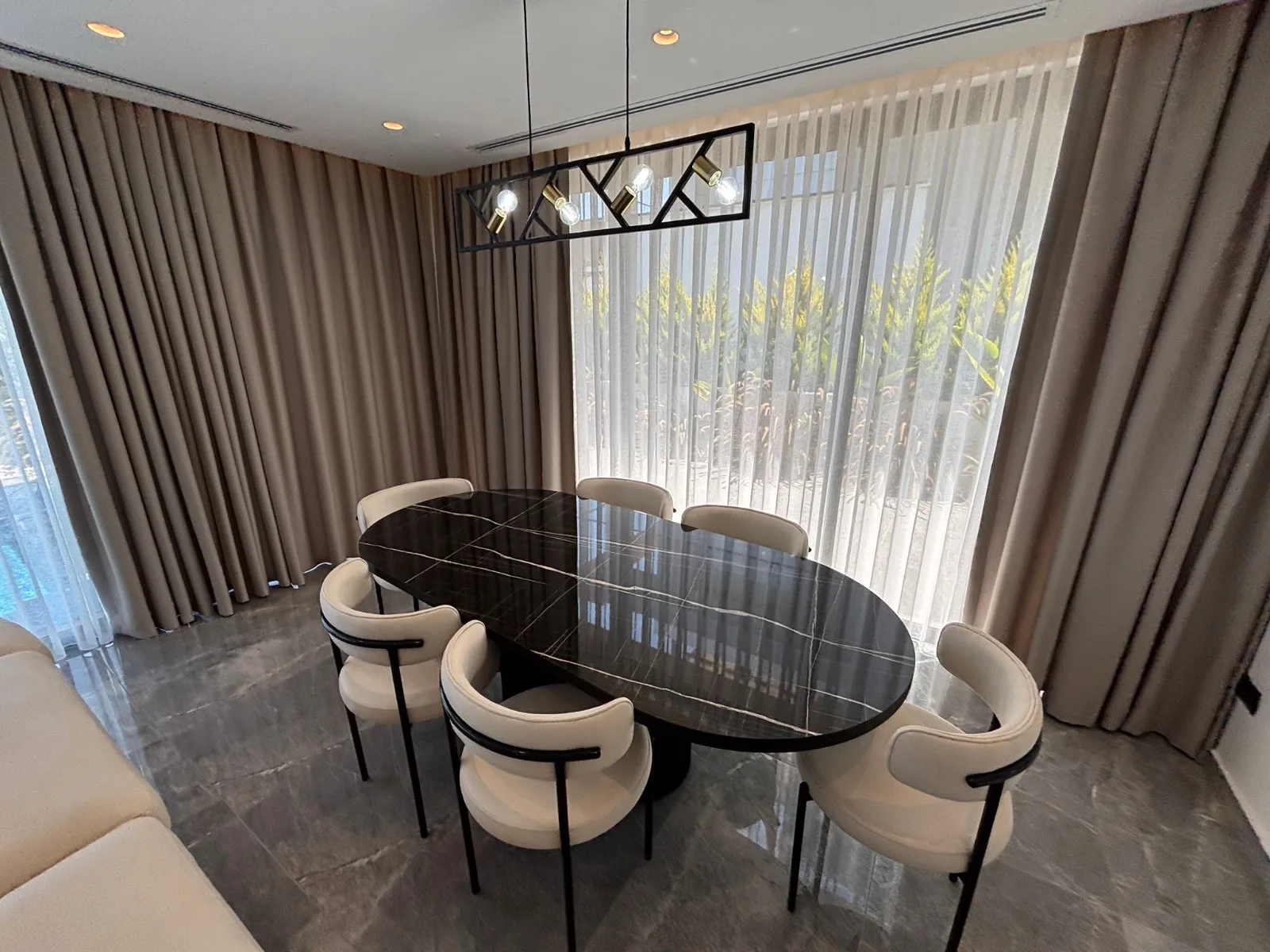 Möblierte Villa mit 4 Schlafzimmern und Privatpool in Çatalköy — £3.500/Monat