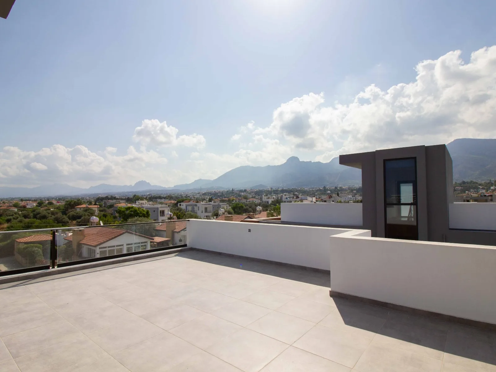 Möblierte Villa mit 4 Schlafzimmern und Privatpool in Çatalköy — £3.500/Monat