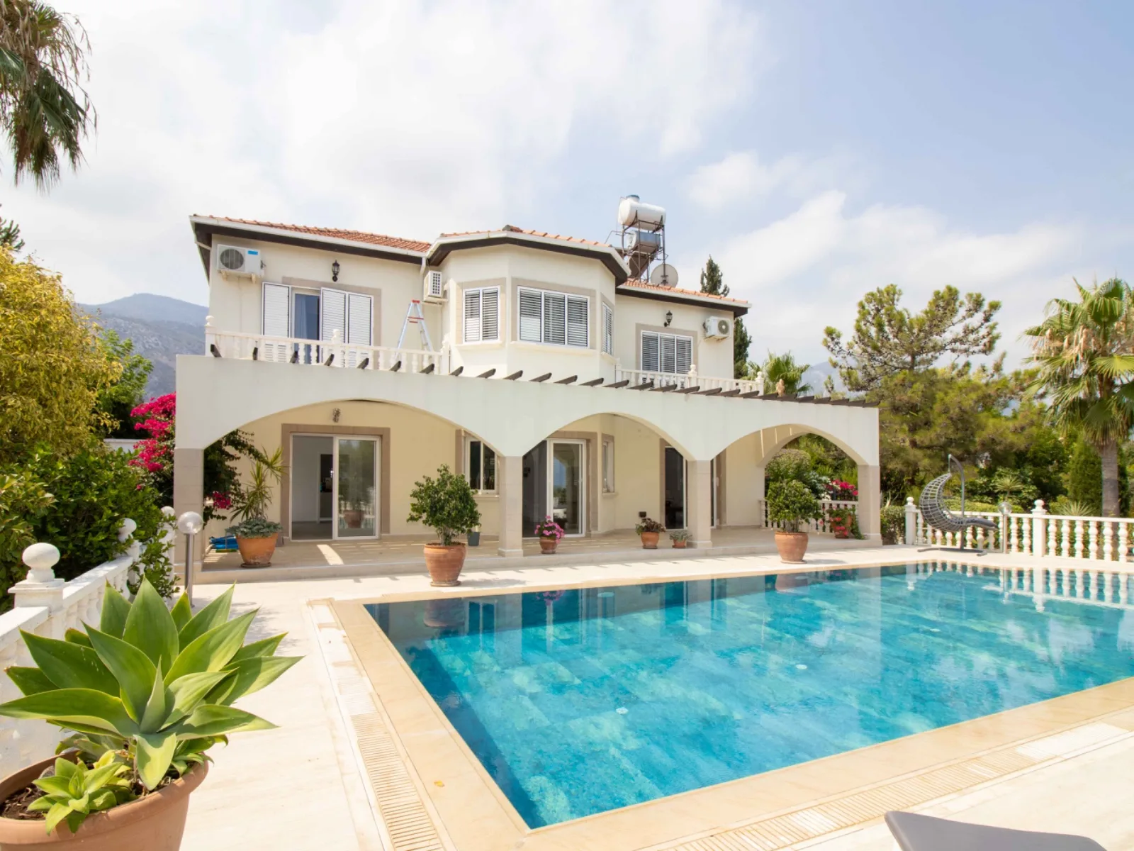 Möblierte Villa mit 4 Schlafzimmern und privatem Pool in Çatalköy — £546.000