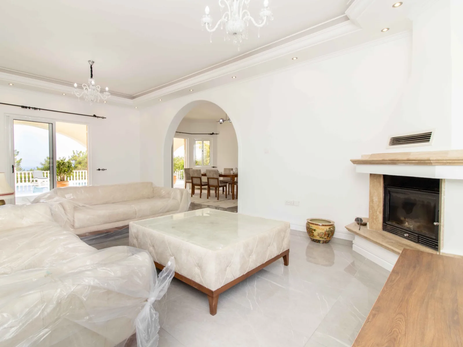 Möblierte Villa mit 4 Schlafzimmern und privatem Pool in Çatalköy — £546.000