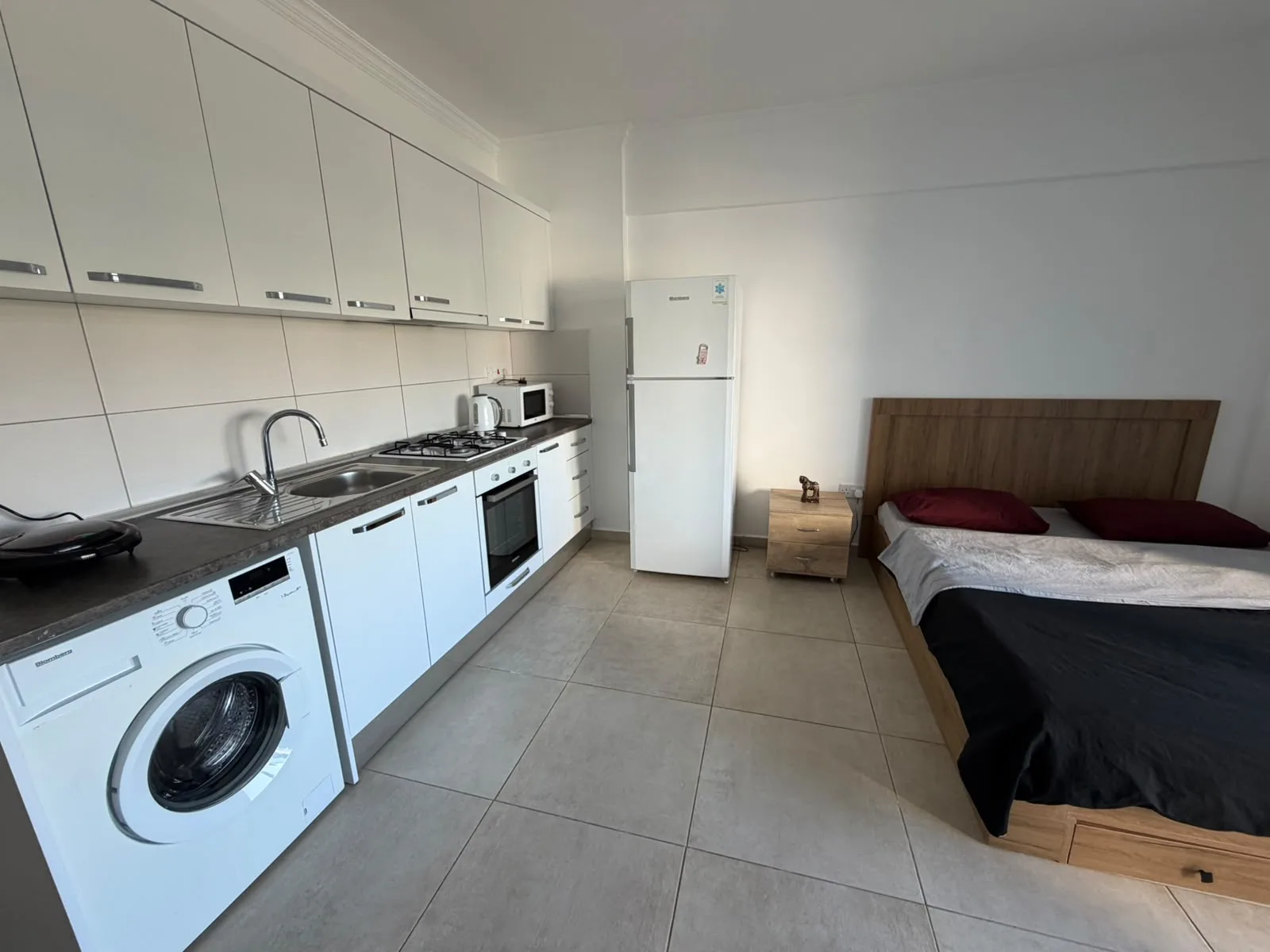 Furnished Studio with Communal Pool in Long Beach — €300/month