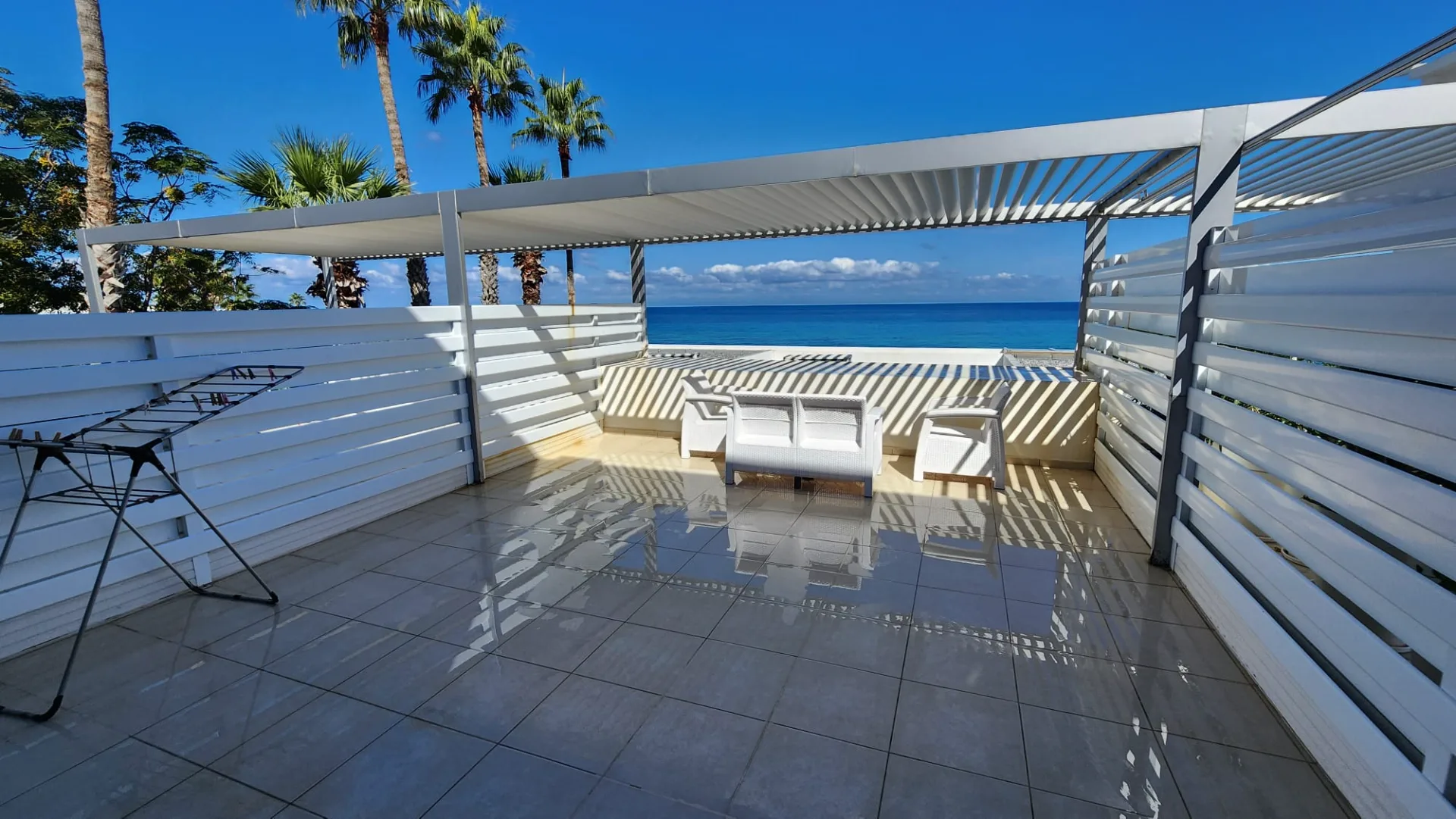 Furnished Beachfront 2-Bedroom Apartment in Karaoğlanoğlu — £1,000/month