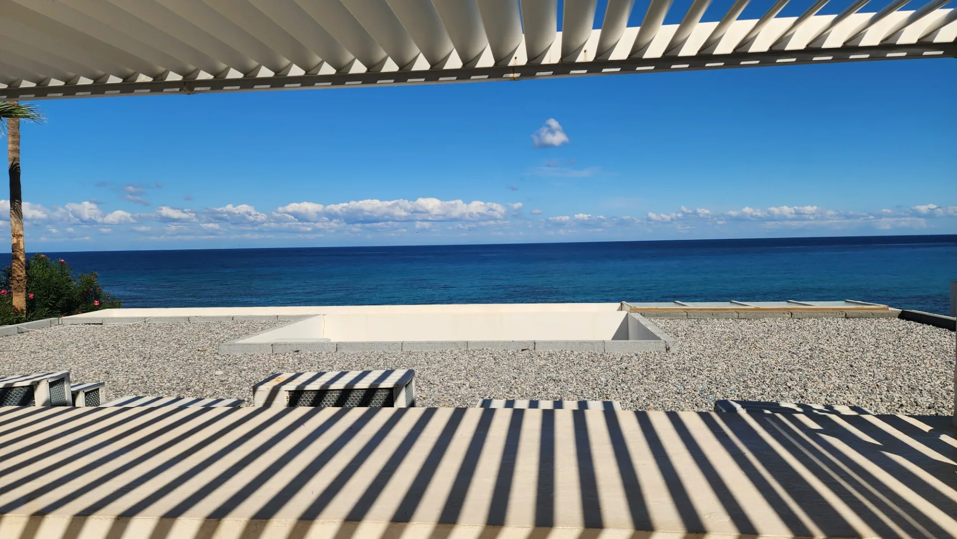 Furnished Beachfront 2-Bedroom Apartment in Karaoğlanoğlu — £1,000/month