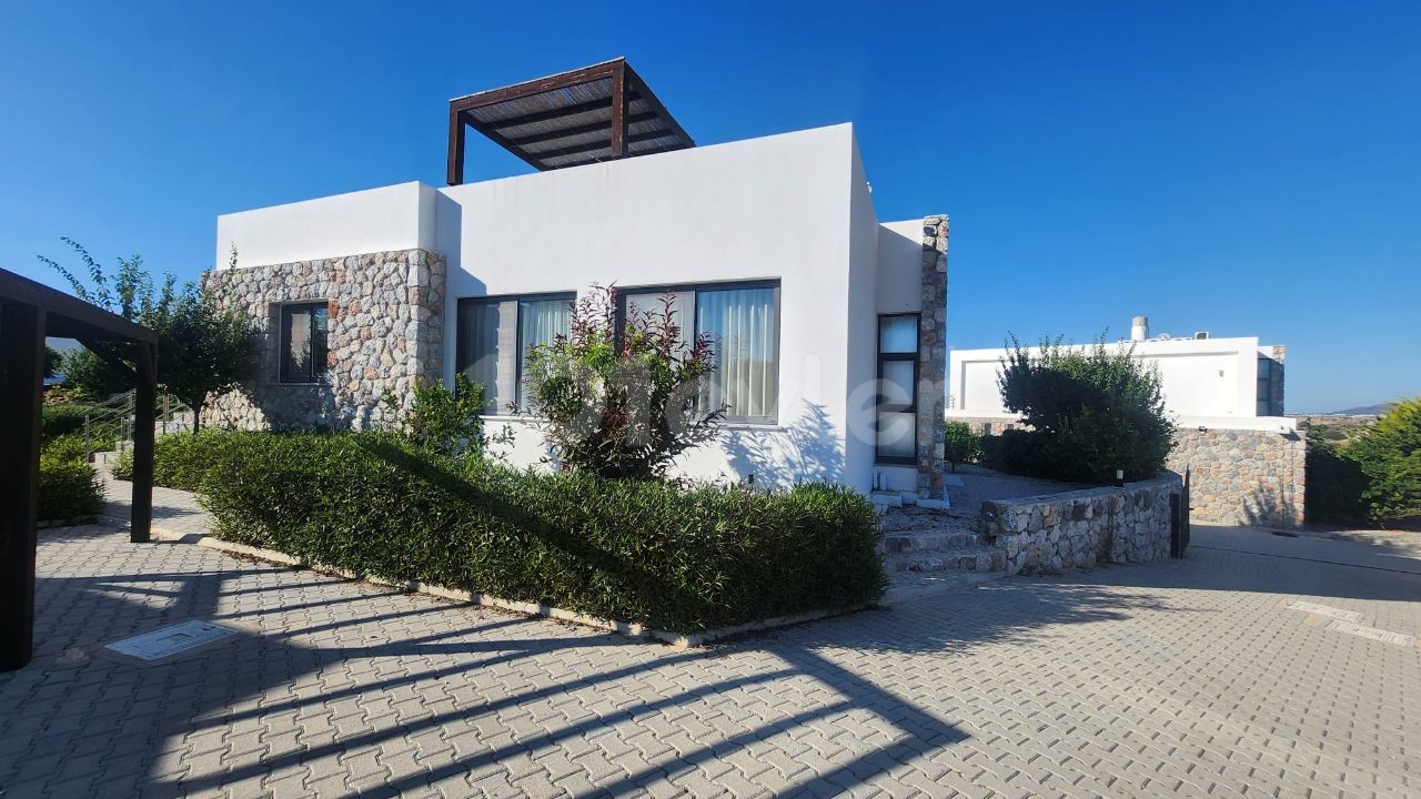 Möblierte Villa mit 3 Schlafzimmern und Meerblick in Esentepe — £330.000 | C1-0170
