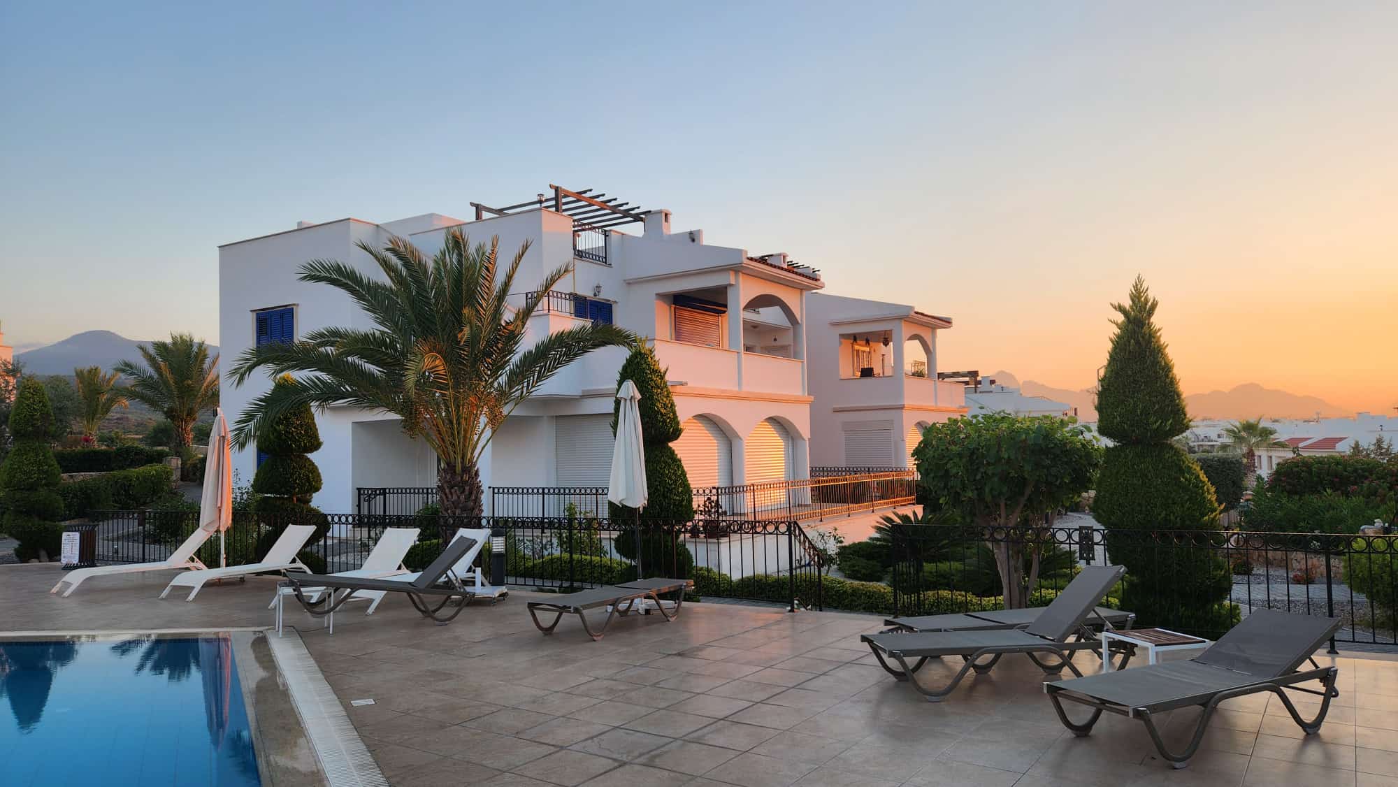 Möbliertes Penthouse mit 3 Schlafzimmern und 100 m² Terrasse in Esentepe
